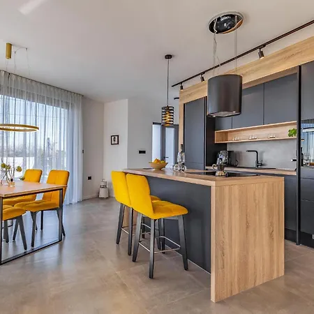 Gorgeous In Reburici, Trget With Kitchen بيت للعطل