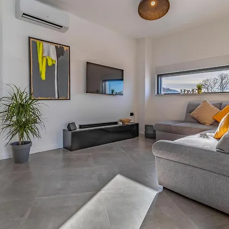 Gorgeous In Reburici, Trget With Kitchen بيت للعطل *